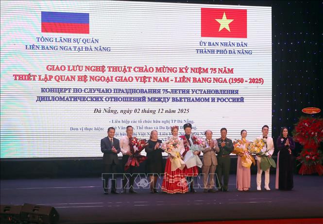 Ban Tổ chức tặng hoa cho đại diện các đoàn nghệ sĩ tham dự chương trình. Ảnh: Trần Lê Lâm - TTXVN 