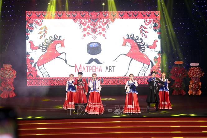 Các nghệ sĩ Nga biểu diễn giao lưu tại chương trình. Ảnh: Trần Lê Lâm - TTXVN 