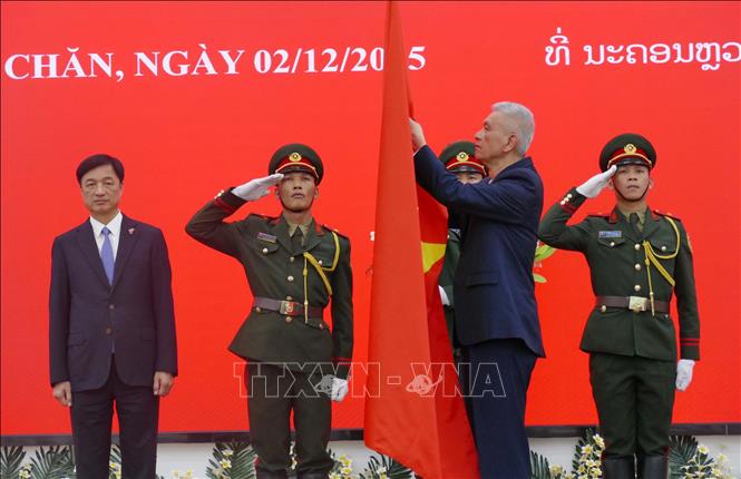 Đồng chí Anouphap Tounalom, Bí thư Trung ương Đảng, Bí thư Thành ủy, Chủ tịch Hội đồng nhân dân thủ đô Viêng Chăn, trao Huân chương Phát triển hạng 2 dành cho thành phố Hà Nội. Ảnh: Xuân Tú - PV TTXVN tại Lào