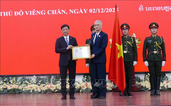 Đồng chí Nguyễn Duy Ngọc, Ủy viên Bộ Chính trị, Bí thư Thành uỷ Hà Nội, thay mặt Đảng bộ và chính quyền thủ đô Hà Nội nhận Huân chương Phát triển hạng 2 do Lào trao tặng. Ảnh: Xuân Tú - PV TTXVN tại Lào