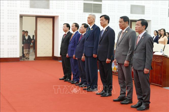 Lãnh đạo thủ đô Hà Nội và Viêng Chăn (Lào) tại Lễ trao Huân chương Phát triển hạng 2. Ảnh: Xuân Tú - PV TTXVN tại Lào