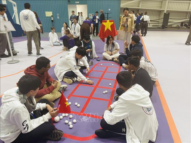 Đoàn Việt Nam giới thiệu trò chơi dân gian tại cuộc thi. Ảnh: TTXVN phát