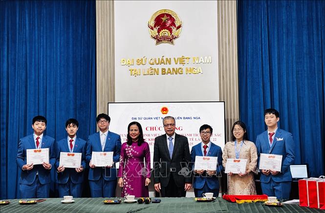 Đại sứ Việt Nam tại Liên bang Nga Đặng Minh Khôi chúc mừng thành tích của Đoàn. Ảnh: Tâm Hằng - PV TTXVN tại LB Nga