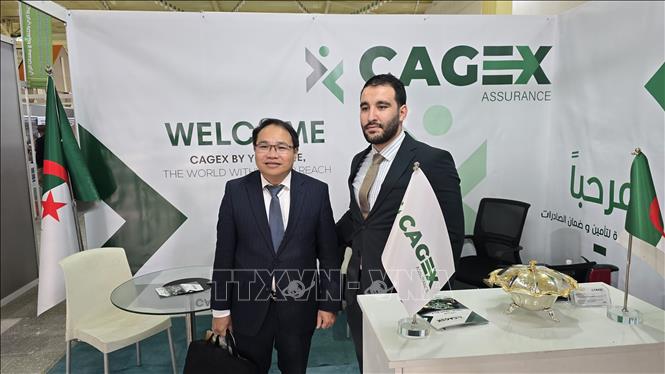 Thương vụ Việt Nam tại Algeria tìm hiểu quy trình bảo vệ hàng xuất/nhập khẩu ở Algeria. Ảnh: Nguyễn An - PV TTXVN tại Algeria