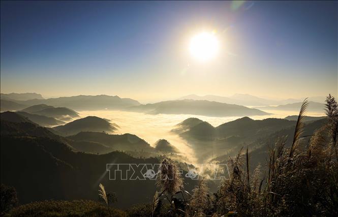 Khi mặt trời lên cao, biển mây bắt đầu tan nhẹ. Ảnh: Xuân Tư – TTXVN