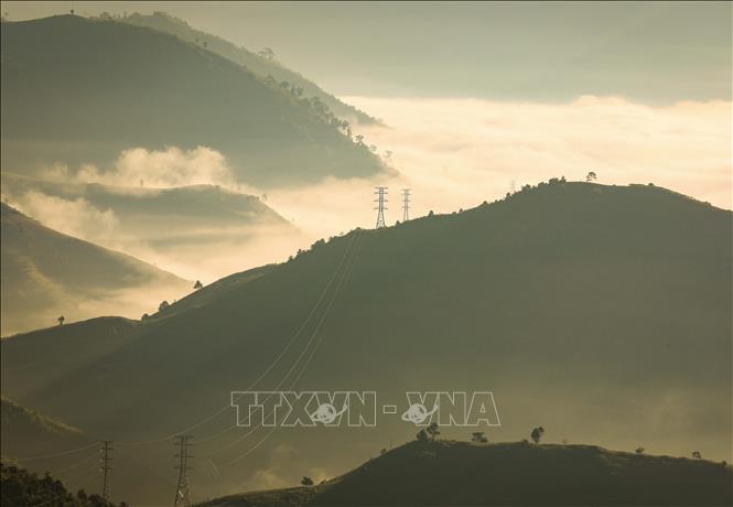 Những ngọn đồi thấp thoáng giữa biển mây. Ảnh: Xuân Tư – TTXVN