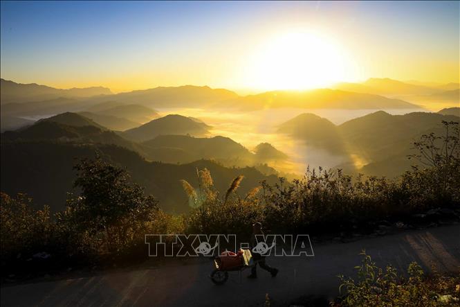 Khung cảnh bình minh đầy thơ mộng trên đèo Keo Lôm. Ảnh: Xuân Tư – TTXVN