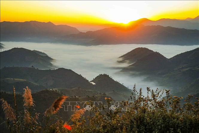 Mặt trời ló rạng sau những đỉnh núi, khởi đầu cho một ngày mới trên đèo Keo Lôm. Ảnh: Xuân Tư – TTXVN