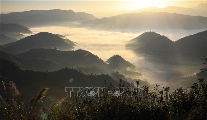 Mặt trời xuyên qua biển mây tạo nên những ray sáng huyền ảo. Ảnh: Xuân Tư – TTXVN
