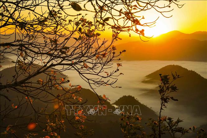 Khung cảnh bình minh đầy thơ mộng trên đèo Keo Lôm. Ảnh: Xuân Tư – TTXVN