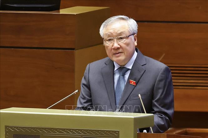 Phó Thủ tướng Thường trực Chính phủ Nguyễn Hòa Bình trình bày Báo cáo về việc thực hiện một số nghị quyết của Quốc hội nhiệm kỳ khóa XIV và khóa XV về giám sát chuyên đề, chất vấn. Ảnh: Doãn Tấn - TTXVN
