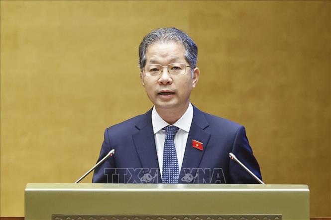 Chánh án Tòa án nhân dân tối cao Nguyễn Văn Quảng trình bày Báo cáo về việc thực hiện một số nghị quyết của Quốc hội nhiệm kỳ khóa XIV và khóa XV về giám sát chuyên đề, chất vấn. Ảnh: Doãn Tấn - TTXVN