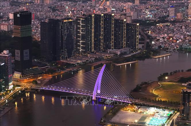 Hệ thống chiếu sáng giúp tăng mỹ quan ban đêm và quảng bá hình ảnh kiến trúc đô thị, thu hút khách tham quan Thành phố Hồ Chí Minh về đêm. Ảnh: Hồng Đạt - TTXVN
