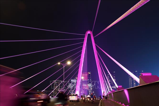Cầu Ba Son nối trung tâm Thành phố với khu đô thị Thủ Thiêm đã triển khai hệ thống chiếu sáng mỹ thuật giai đoạn một từ cuối năm 2024. Thời gian tới, Thành phố tiếp tục lắp đặt thêm đèn LED để tạo hiệu ứng hình động theo từng chủ đề. Ảnh: Hồng Đạt - TTXVN
