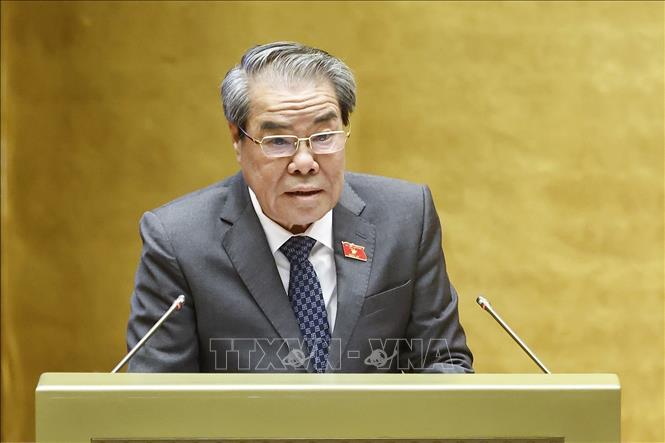 Chủ nhiệm Ủy ban Dân nguyện và Giám sát của Quốc hội Dương Thanh Bình trình bày Báo cáo tổng hợp nội dung thẩm tra về việc thực hiện một số nghị quyết của Quốc hội nhiệm kỳ khóa XIV và khóa XV về giám sát chuyên đề, chất vấn. Ảnh: Doãn Tấn - TTXVN