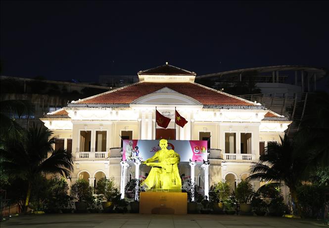 Hệ thống chiếu sáng mỹ thuật Nhà Thiếu nhi Thành phố Hồ Chí Minh. Ảnh: Hồng Đạt - TTXVN