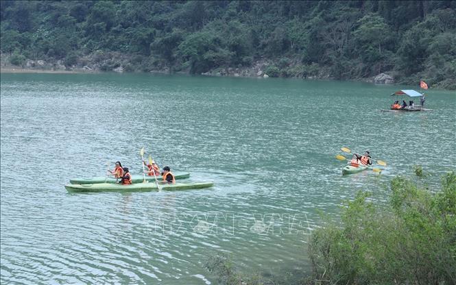 Du khách trải nghiệm chèo SUP hồ Nong Dùng tại Khu cắm trại Michi Camp. Ảnh: Anh Tuấn – TTXVN