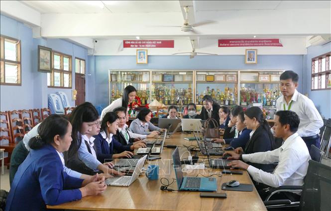Cán bộ Unitel đến Trường song ngữ Lào - Việt Nam Nguyễn Du hướng dẫn giáo viên. Ảnh: Xuân Tú - PV TTXVN tại Lào