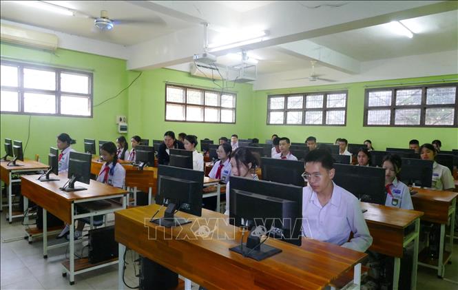 Học sinh Trường song ngữ Lào - Việt Nam Nguyễn Du học làm quen với chuyển đổi số. Ảnh: Xuân Tú - PV TTXVN tại Lào