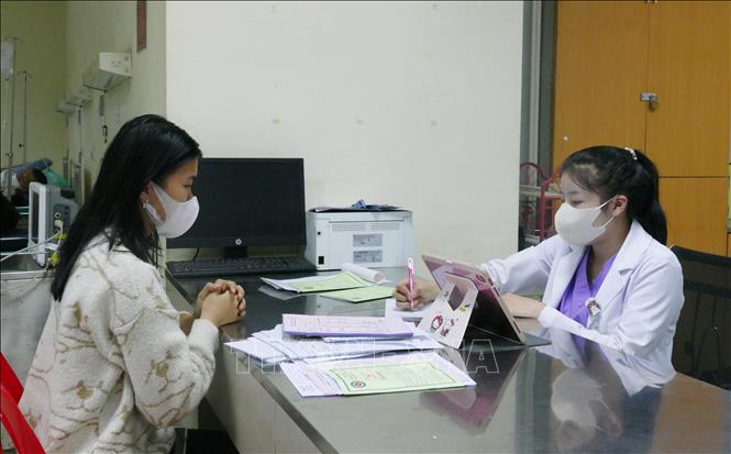 Cán bộ y tiếp nhận bệnh nhân theo lịch đặt khám trước. Ảnh: Xuân Tú - PV TTXVN tại Lào