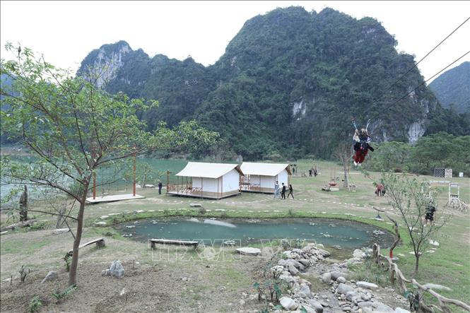 Du khách tham gia các hoạt động trải nghiệm tại Khu cắm trại Michi Camp. Ảnh: Anh Tuấn – TTXVN