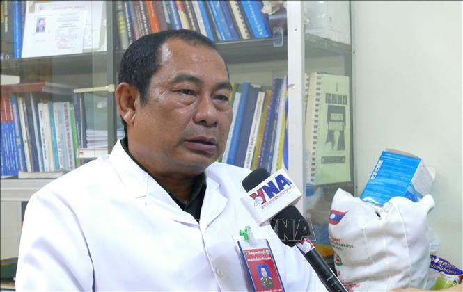 Đại tá, Bác sĩ Phonpaserth Souvannalad, Phó Giám đốc Bệnh viện Trung ương 103, trả lời phỏng vấn. Ảnh: Xuân Tú - PV TTXVN tại Lào