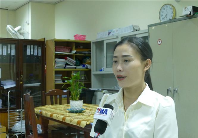 Chị Phoutlady Nounsivong, người dân Vientiane, chia sẻ về những thuận lợi khi có hệ thống đặt khám bệnh trực tuyến. Ảnh: Xuân Tú - PV TTXVN tại Lào