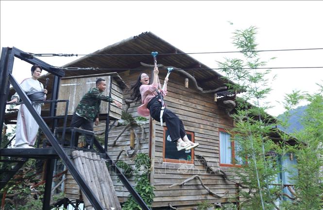 Du khách tham gia các hoạt động trải nghiệm tại Khu cắm trại Michi Camp. Ảnh: Anh Tuấn – TTXVN