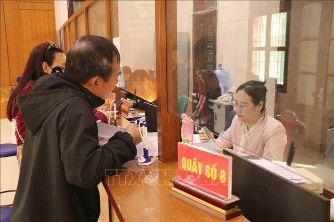 Nhân dân và doanh nghiệp tới làm thủ tục tại Trung tâm Phục vụ hành chính công từ cấp thành phố Hải Phòng. Ảnh: Hoàng Ngọc - TTXVN 