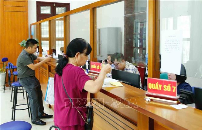 Nhân dân và doanh nghiệp tới làm thủ tục tại Trung tâm Phục vụ hành chính công từ cấp thành phố Hải Phòng. Ảnh: Hoàng Ngọc - TTXVN 