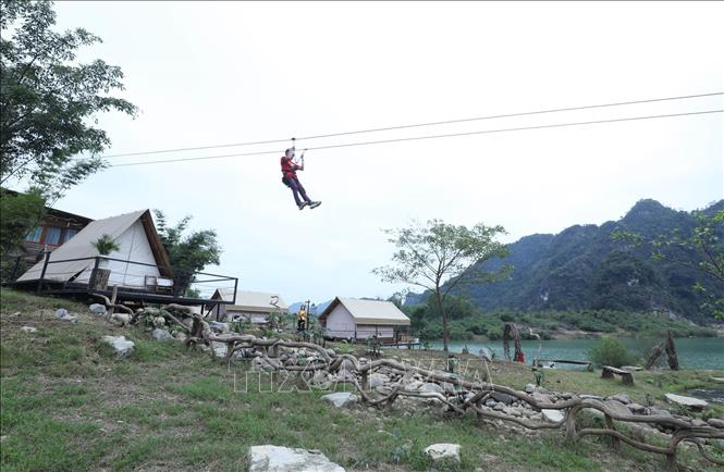 Du khách tham gia các hoạt động trải nghiệm tại Khu cắm trại Michi Camp. Ảnh: Anh Tuấn – TTXVN