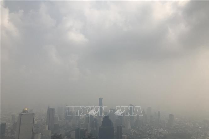 Khói mù ô nhiễm bao phủ bầu trời tại Bangkok, Thái Lan. Ảnh: THX/TTXVN
