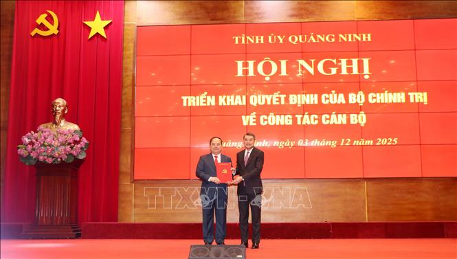 Ủy viên Bộ Chính trị, Bí thư Trung ương Đảng, Trưởng Ban Tổ chức Trung ương Lê Minh Hưng (phải) trao Quyết định cho tân Bí thư Tỉnh ủy Quảng Ninh Quản Minh Cường. Ảnh: Văn Đức - TTXVN
