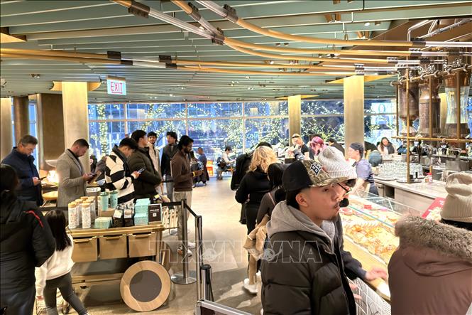 Khách hàng kiên nhẫn chờ đến lượt. Ảnh: Ngọc Quang-PV TTXVN tại Mỹ