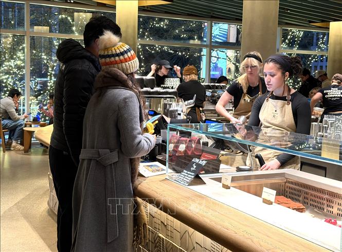 Khách hàng đến lượt mua. Ảnh: Ngọc Quang-PV TTXVN tại Mỹ