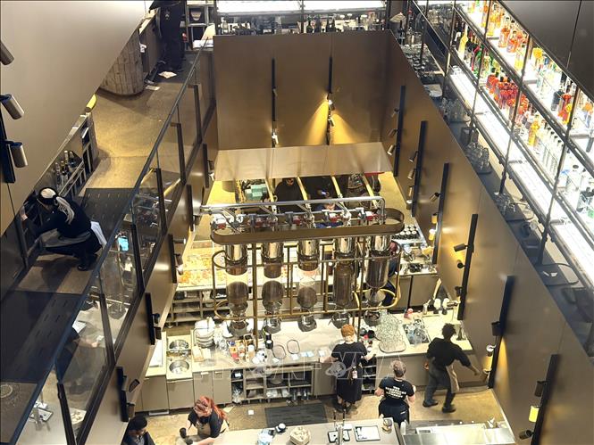 Nhân viên bận rộn tại khu vực pha chế cà phê. Ảnh: Ngọc Quang-PV TTXVN tại Mỹ