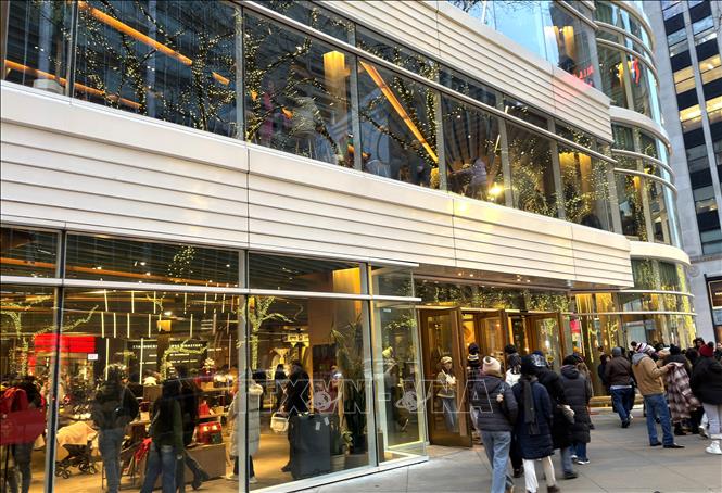 Khách hàng chờ trước Starbucks Reserve Roastery lớn nhất thế giới ở Chicago trong cái lạnh của mùa đông. Ảnh: Ngọc Quang-PV TTXVN tại Mỹ