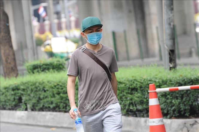 Người dân đeo khẩu trang để phòng tránh tác hại của ô nhiễm không khí tại Bangkok, Thái Lan. Ảnh: THX/TTXVN