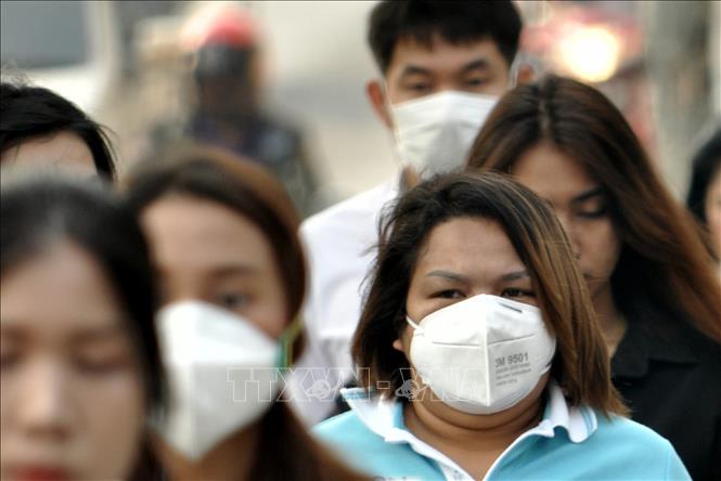 Người dân đeo khẩu trang để phòng tránh tác hại của ô nhiễm không khí tại Bangkok, Thái Lan. Ảnh: THX/TTXVN