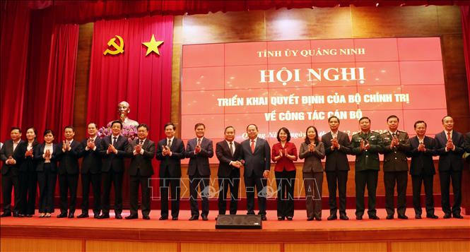 Ban lãnh đạo tỉnh Quảng Ninh chúc mừng Tân Bí thư Tỉnh ủy Quảng Ninh Quản Minh Cường. Ảnh: Văn Đức - TTXVN