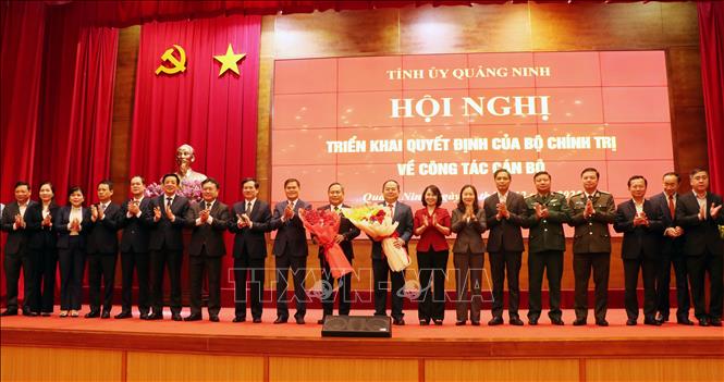 Ban lãnh đạo tỉnh Quảng Ninh chúc mừng Tân Bí thư Quản Minh Cường. Ảnh: Văn Đức - TTXVN