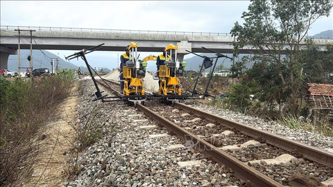 A 3km section of the North-South Railway, the 1213-1215km section in Khanh Hoa province, is damaged due to the flood. VNA/Photo by courtesy