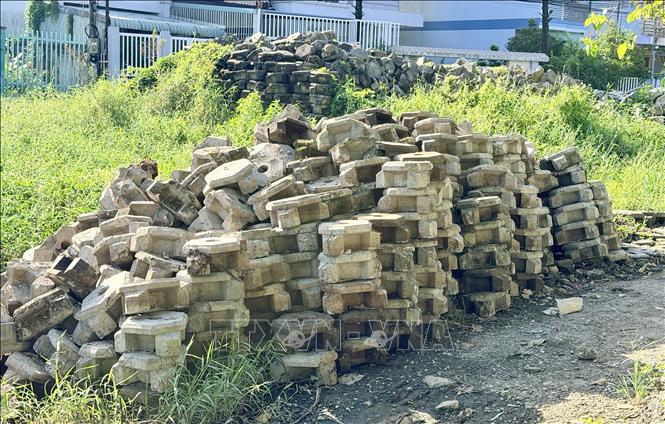 Vật liệu thi công rạch Bà Bầu bị bỏ hoang lâu ngày có dấu hiệu xuống cấp. Ảnh: Thanh Sang-TTXVN