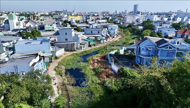 Một đoạn rạch Bà Bầu qua phường Long Xuyên, An Giang thi công dở dang, cỏ mọc um tùm gây mất mỹ quan và ô nhiễm môi trường. Ảnh: Thanh Sang-TTXVN