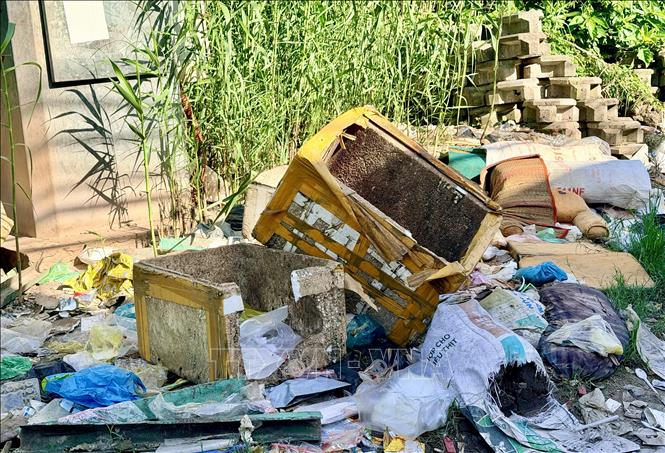 Bãi tập kết vật liệu thi công rạch Cái Sơn bị bỏ hoang lâu ngày trở thành nơi vứt rác tự phát. Ảnh: Thanh Sang-TTXVN