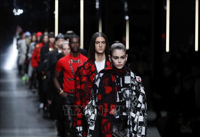 (Tư liệu) Người mẫu trình diễn bộ sưu tập thời trang của Versace tại Tuần lễ thời trang Milan, Italy. Ảnh: THX/TTXVN