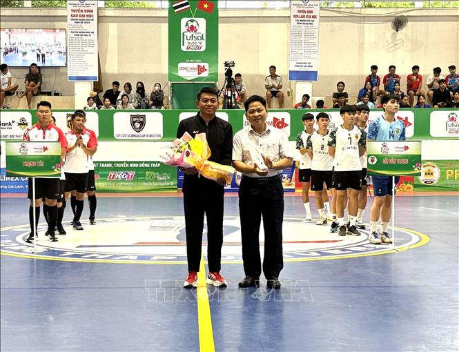 Ban Tổ chức tặng quà lưu niệm cho tuyển thủ bóng đá Thái Lan. Ảnh: Hồng Nhung - TTXVN