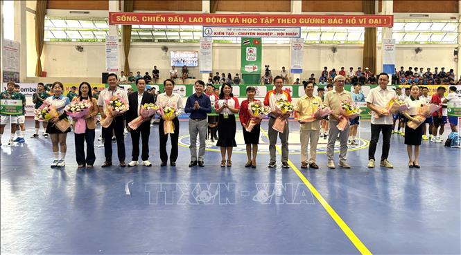 Ban Tổ chức trao quà và hoa cho đại diện các đội tuyển tham gia giải và các đơn vị đồng hành cùng giải Futsal quốc tế Truyền hình Đồng Tháp năm 2025. Ảnh: Hồng Nhung - TTXVN