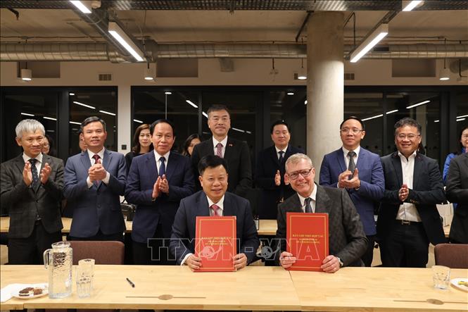 Đại diện thành phố Hải Phòng và tập đoàn CTP của Cộng hòa Séc tại buổi ký kết biên bản ghi nhớ. Ảnh: Việt Thắng-PV TTXVN tại Séc