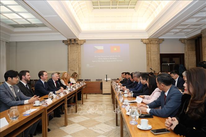 Đoàn công tác làm việc với Thứ trưởng Bộ Công thương Séc Martin Frelich và các đại diện liên quan. Ảnh: Việt Thắng-PV TTXVN tại Séc
